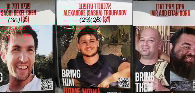 Plakate der drei Geiseln, die Samstag von der Hamas freigelassen werden sollen