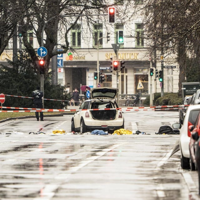 In München raste am Donnerstagvormittag ein afghanischer Asylbewerber mit einem Auto in einen Demonstrationszug der Gewerkschaft Verdi.