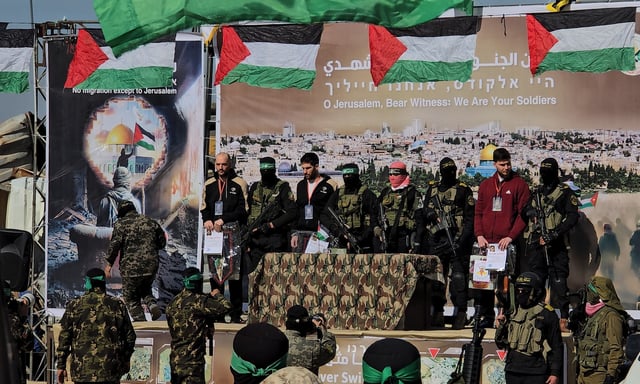 Trois nouveaux otages israéliens, détenus depuis près de 500 jours, ont été libérés ce samedi 15 février par le Hamas.