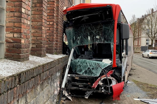 An dem Verkehrsunfall waren mehrere Fahrzeuge und ein Bus beteiligt