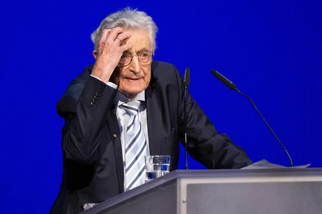 Gerhart Baum (FDP) spricht im Mai anlässlich der Verleihung des Internationalen Friedenspreis Dresden im Schauspielhaus