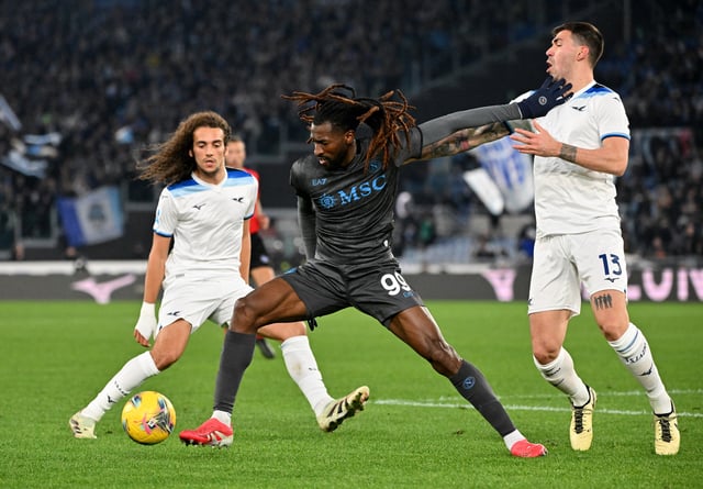Soccer Football - Serie A - Lazio v Napoli - Stadio Olimpico, Rome, Italy - February 15, 2025 Napoli's Frank Anguissa in action with Lazio's Matteo Guendouzi and Lazio's Alessio Romagnoli REUTERS/Alberto Lingria
