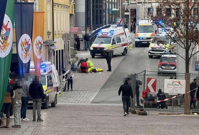 Rettungskräfte versuchen den 14jährigen zu retten: Durch syrischen Terroristen ermordet Foto: picture alliance / DOKU-NÖ / APA / picturedesk.com | DOKU-NÖ Tat in Österreich schockiert.