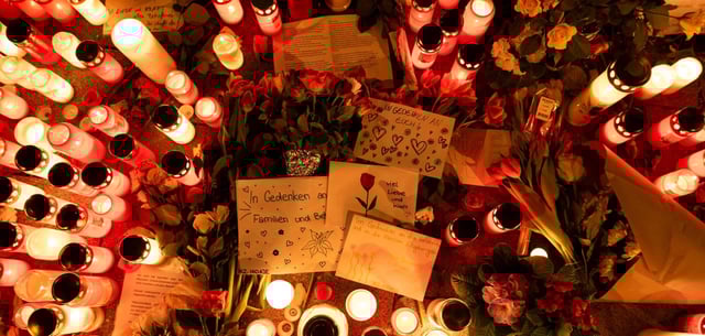 Kerzen und Blumen in der Nähe des Tatorts in München