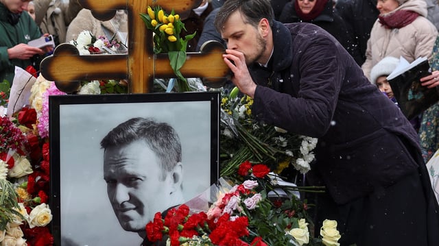 Un clerc près de la tombe du leader de l'opposition russe Alexei Navalny, le 16 février 2025.