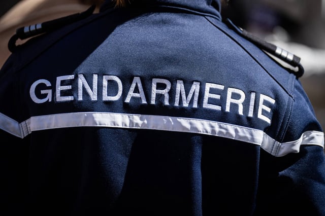 Les gendarmes ont ouvert le feu sur le suspect, le blessant à la jambe, avant de l'interpeller.