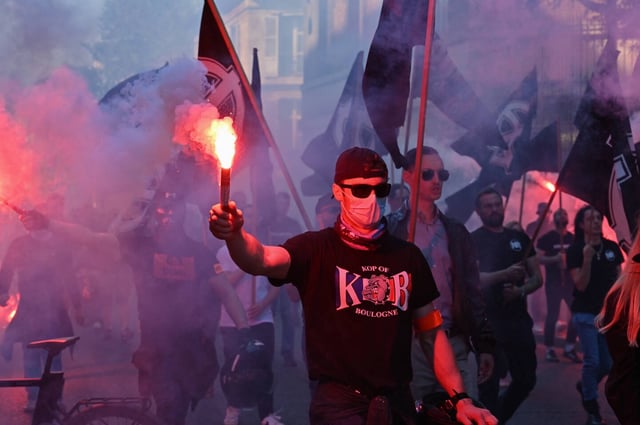 Le 11 mai 2024 à Paris, un sympathisant d'extrême droite, portant un tee-shirt «Kop of Boulogne», lors d'un rassemblement à l'appel du Comité du 9 mai.