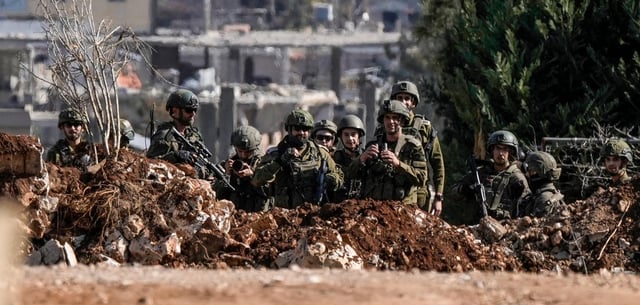Israelische Soldaten blockieren eine Straße im Südlibanon