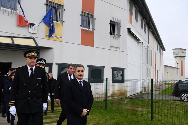Gérald Darmanin en visite au centre pénitentiaire d’Alençon-Condé-sur-Sarthe, à Condé-sur-Sarthe le 17 février 2025.