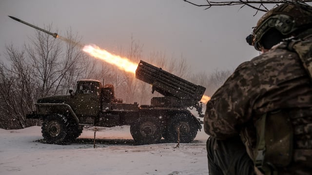 Les militaires de la 24e brigade mécanisée des forces armées ukrainiennes tirent un système de lance-roquettes multiples BM-21 Grad vers les troupes russes, près de la ville de Tchassiv Yar dans la région de Donetsk, Ukraine, le 15 février 2025.