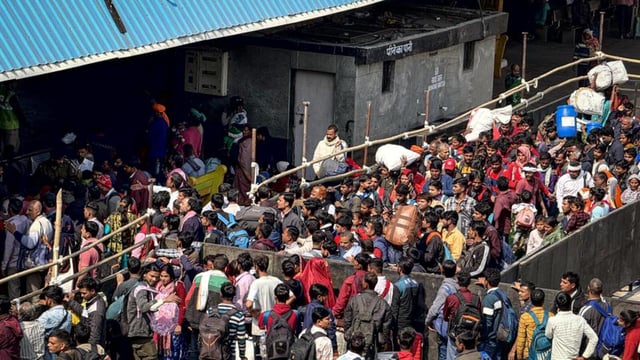 Crowds of Passengers seen at the New Delhi Railway Station a day after the stampede. (Sanchit Khanna/HT Photo)