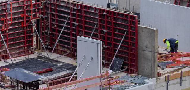 Ein Bauarbeiter arbeitet an einem Rohbau in Köln