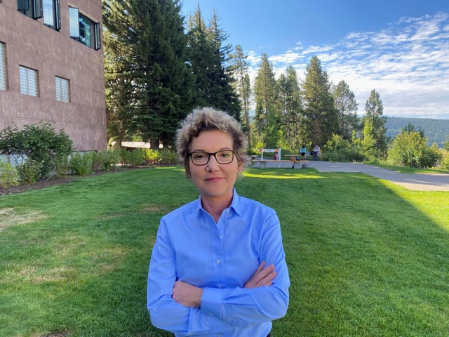 Federal Reserve Bank of San Francisco President Mary Daly poses for a photograph at the Kansas City Federal Reserve Bank's annual Economic Policy Symposium in Jackson Hole, Wyoming, U.S. August 25, 2023. REUTERS/Ann Saphir/File Photo