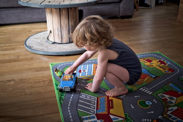 D'après une étude de l'Ined, 90 % des petits garçons jouent aux petites voitures, contre 30 % des petites filles. Ce rapport s'inverse avec les poupons.