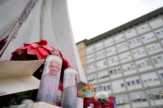 Kerzen mit dem Bild von Papst Franziskus vor der Poliklinik Agostino Gemelli in Rom