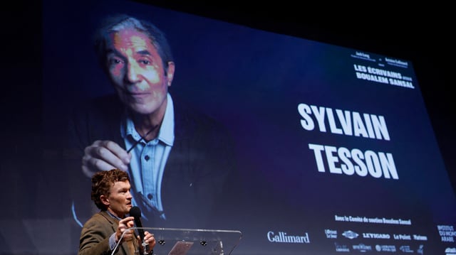«Tour à tour, les écrivains se relaient pour faire connaître son œuvre, en lisant ses textes.»