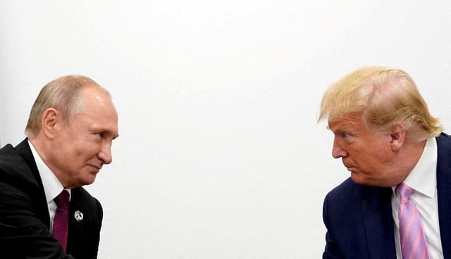 Le président américain Donald Trump et le président russe Vladimir Poutine tiennent une réunion bilatérale au sommet des dirigeants du G20 à Osaka, au Japon, le 28 juin 2019.