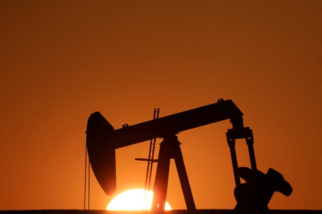 An oil pump of IPC Petroleum France is seen during sunset outside Soudron, near Reims, France, February 6, 2023.  REUTERS/Pascal Rossignol/File Photo
