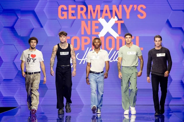 GNTM-Kandidat Ryan Wöhrl (Zweiter von rechts) dürfte so manchem Zuschauer bekannt vorkommen.