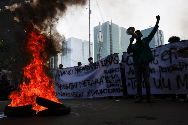 University students take part in an anti-government protest called ‘Indonesia Gelap’ (Dark Indonesia), against the recent budget efficiency policies, near the presidential palace in Jakarta, Indonesia, February 20, 2025. REUTERS/Willy Kurniawan