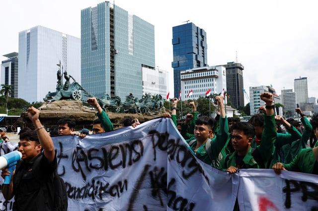 University students march during an anti-government protest called ‘Indonesia Gelap’ (Dark Indonesia), against the recent budget efficiency policies, near the presidential palace in Jakarta, Indonesia, February 20, 2025. REUTERS/Willy Kurniawan