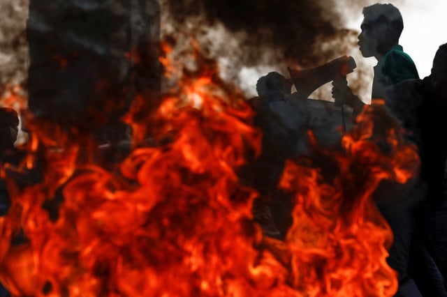 University students take part in an anti-government protest called ‘Indonesia Gelap’ (Dark Indonesia), against the recent budget efficiency policies, near the presidential palace in Jakarta, Indonesia, February 20, 2025. REUTERS/Willy Kurniawan     TPX IMAGES OF THE DAY
