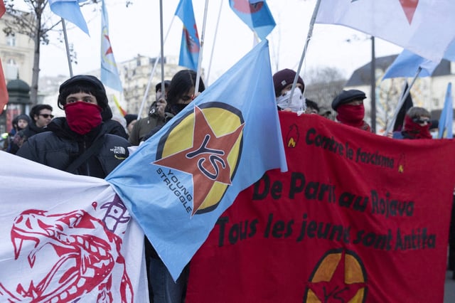 Plusieurs centaines de personnes se sont rassemblées près de la gare de l'Est, à Paris, lundi 17 février, au lendemain de l'attaque de six militants d'extrême droite.