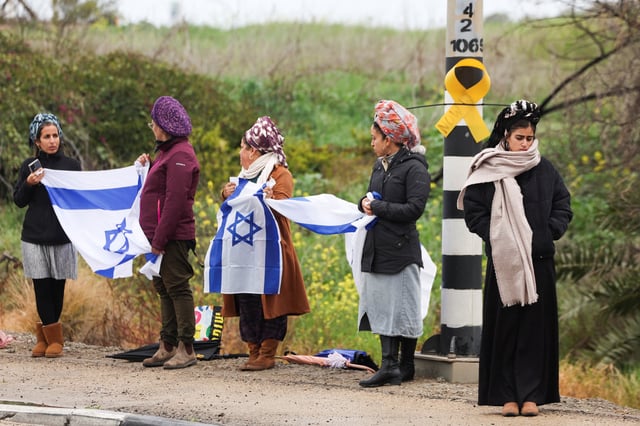 Des Israéliens attendent le convoi transportant les corps des otages Oded Lifschitz, Shiri Bibas et ses deux enfants, Kfir et Ariel Bibas, enlevés le 7 octobre 2023 par le Hamas.