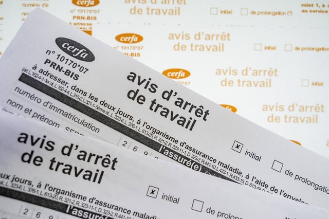 La baisse des indemnisations des arrêts maladie, devrait être mise en place avec la publication, d’ici la fin de semaine, d’un décret gouvernemental.