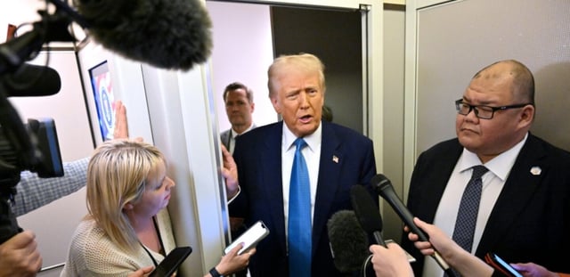 Le président américain Donald Trump parle à des journalistes à bord de l'avion présidentiel, le 19 février 2025
