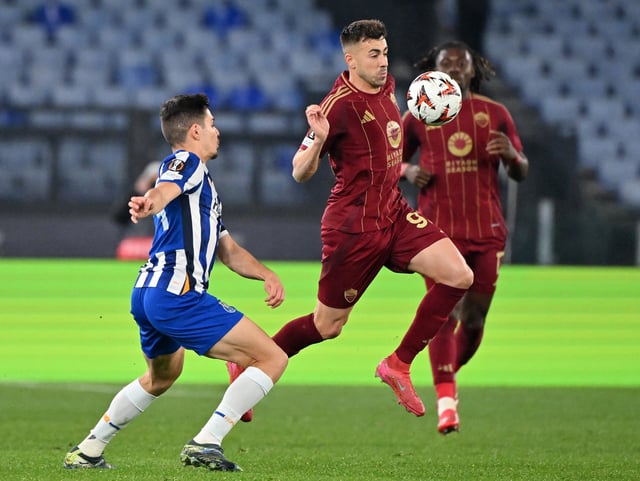 Soccer Football - Europa League - Knockout Phase Playoff - Second Leg - AS Roma v FC Porto - Stadio Olimpico, Rome, Italy - February 20, 2025 AS Roma's Stephan El Shaarawy in action with FC Porto's Moura REUTERS/Alberto Lingria