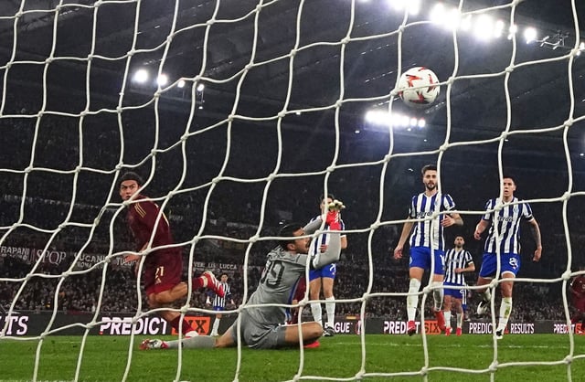 Soccer Football - Europa League - Knockout Phase Playoff - Second Leg - AS Roma v FC Porto - Stadio Olimpico, Rome, Italy - February 20, 2025 AS Roma's Paulo Dybala scores their first goal past FC Porto's Diogo Costa REUTERS/Alberto Lingria