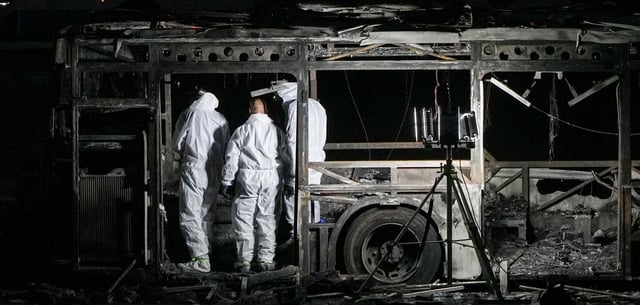 Bat Yam, südlich von Tel Aviv: Israelische Polizeibeamte untersuchen einen der explodierten Busse