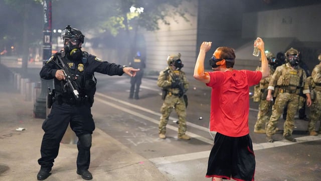 A federal officer tells fellow officers to arrest a protester in front of the Mark O. Hatfield U.S. Courthouse on July 21, 2020 in Portland, Oregon. Photo: Nathan Howard/Getty Images
