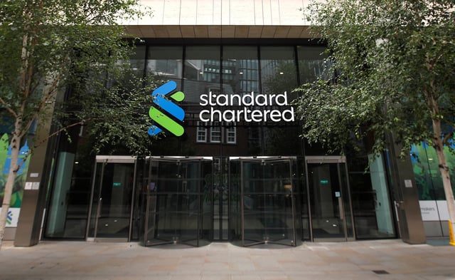 The Standard Chartered bank logo is seen at their headquarters in London, Britain, July 26, 2022.  REUTERS/Peter Nicholls/File Photo