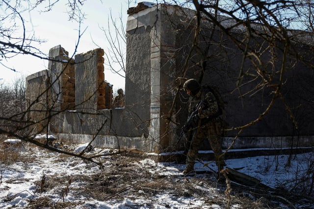 Des membres du service ukrainien de la 68e brigade de chasseurs nommée d’après Oleksa Dovbush participent à des exercices militaires sur un terrain d’entraînement, au milieu de l’attaque de la Russie contre l’Ukraine, dans la région de Dnipropetrovsk, Ukraine, le 20 février 2025.