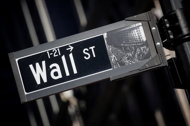 A street sign for Wall Street is seen in the financial district in New York, U.S., November 8, 2021.  REUTERS/Brendan McDermid/File Photo