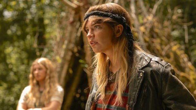 L-R: Jenna Burgess as Teen Melissa and Sophie Thatcher as Teen Natalie in Yellowjackets, Season 3, (CREDIT: Kailey Schwerman/Paramount+ with SHOWTIME)