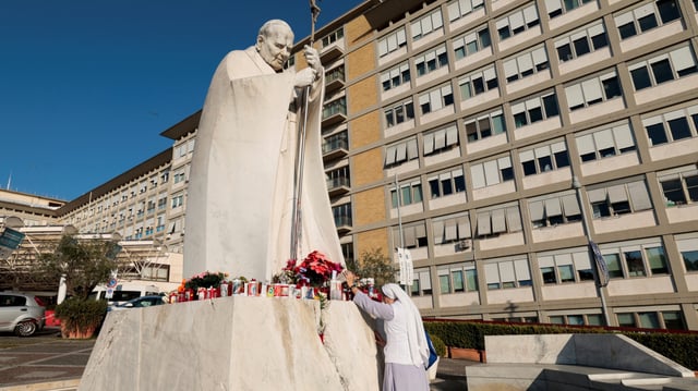 Hospitalisé, le pape François ne pourra présider la messe de ce dimanche, annonce le Vatican