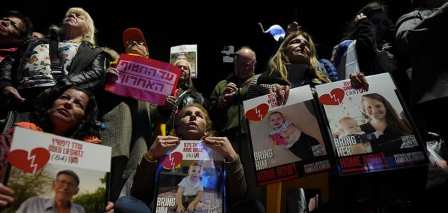 Mahnwache in Tel Aviv: Menschen versammeln sich und halten Plakate von Geiseln, darunter auch der jungen Mutter Schiri Bibas (r), hoch