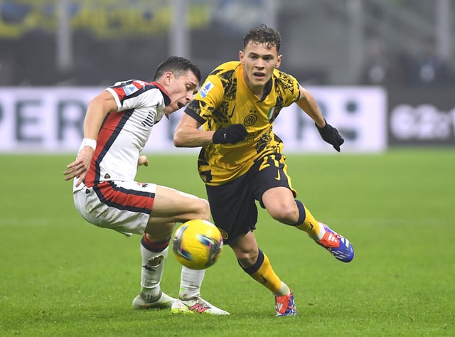 Soccer Football - Serie A - Inter Milan v Genoa - San Siro, Milan, Italy - February 22, 2025 Inter Milan's Kristjan Asllani in action with Genoa's Patrizio Masini REUTERS/Massimo Pinca