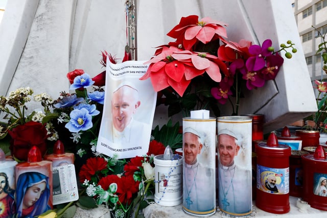 Des fleurs et des prières pour le pape François sont laissées devant l’hôpital Gemelli, où il est admis pour traitement, à Rome.