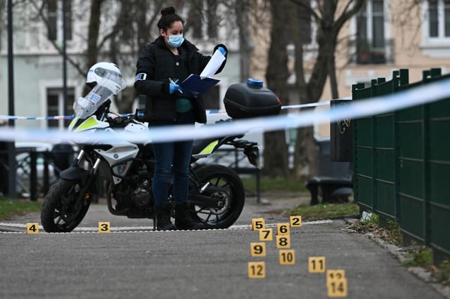 Eine Polizistin sammelt Beweise am Ort eines Messerangriffs