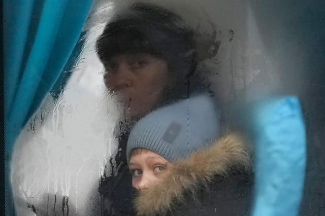 Eine Mutter und ihr Kind verlassen Luhansk