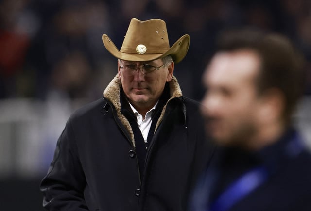 Le président d l’OL John Textor est avec un chapeau de cow-boy.
