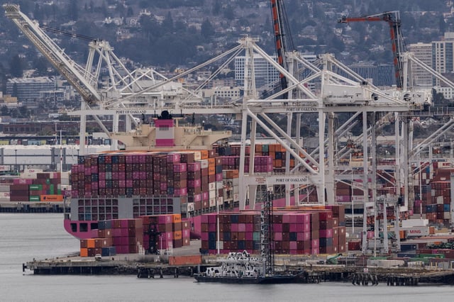 A cargo ship full of shipping containers is seen at the port of Oakland as trade tensions escalate over U.S. tariffs, in Oakland, California, U.S., February 3, 2025. REUTERS/Carlos Barria/File Photo