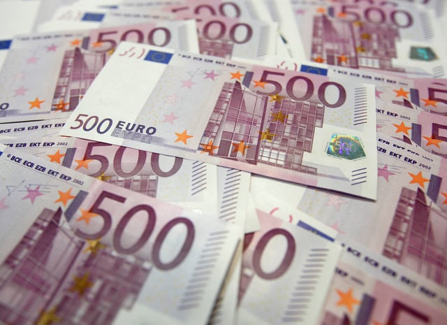 Euro notes are pictured at a bank in this photo illustration taken in Seoul June 18, 2012.  REUTERS/Lee Jae-Won/File Photo