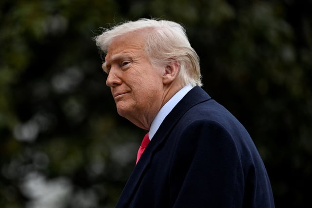 Donald Trump rentre à la Maison Blanche après son discours à la conférence annuelle de l’Action politique conservatrice (CPAC), à Washington, le 22 février 2025.