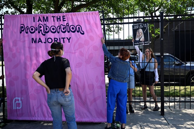 An anti-abortion protester holds a placard outside of a Planned Parenthood mobile clinic nearby the United Center, the host venue of the Democratic National Convention (DNC) in Chicago, Illinois, U.S. August 19, 2024 REUTERS/Vincent Alban/File Photo