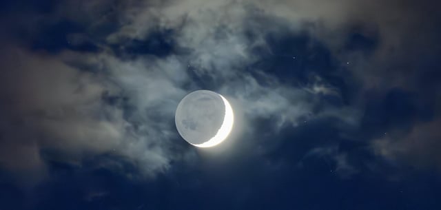 Das Leuchten der Venus: Der Planet ist hier als heller Punkt rechts vom Mond zu sehen